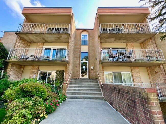 Building Photo - Commuter's dream!