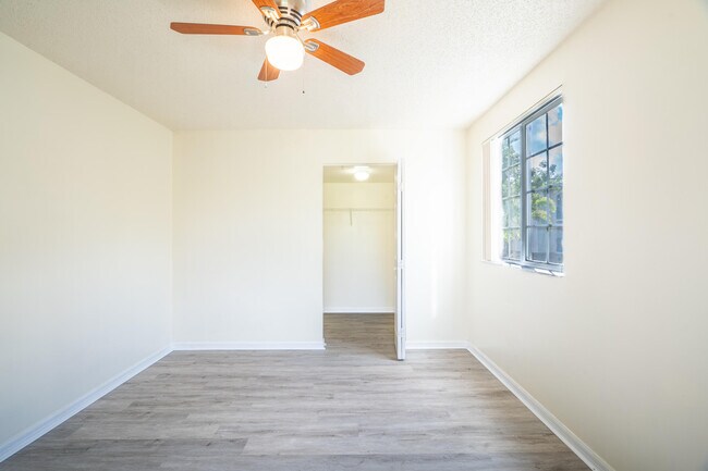 Building Photo - 1300 Crestwood Ct S