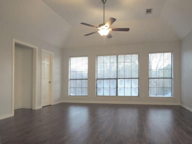 Building Photo - 2116 Leeds Dr