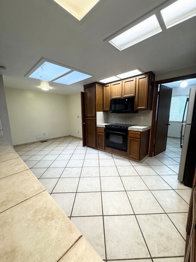 Building Photo - THREE BEDROOM TWO BATH  HOME in the Pocket...