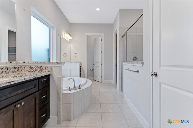 Building Photo - 620 Carriage House
