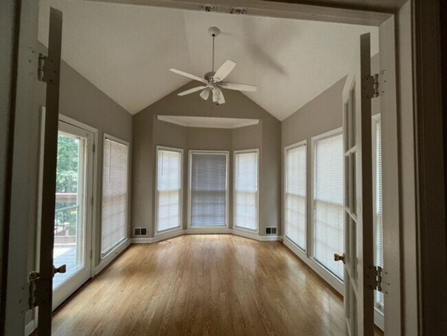 Building Photo - Beautiful Large Home