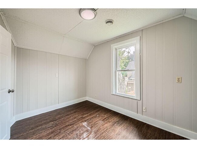 Building Photo - 911 Sims Ave