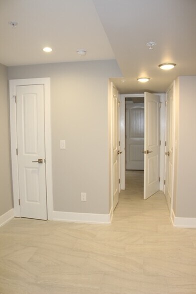 Building Photo - 1227 N Myrtlewood St