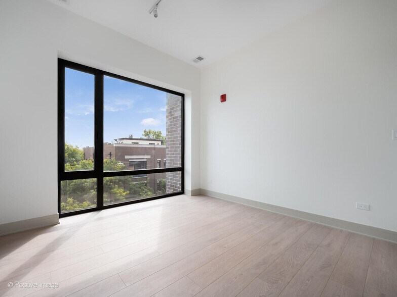 Building Photo - 3202 N Racine Ave