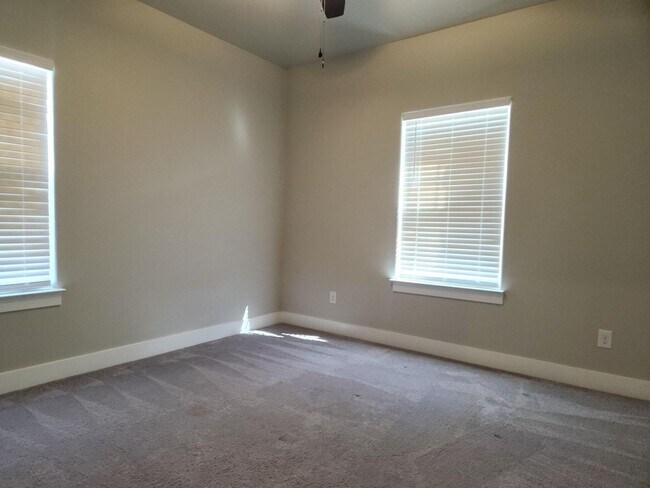 Building Photo - Spacious Home