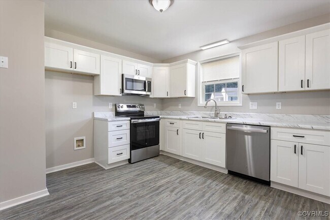Building Photo - 112 E Highland Ct