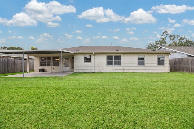 Building Photo - 8037 Longridge Dr