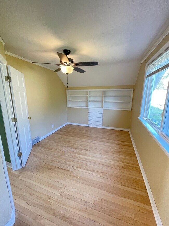 Building Photo - Available September - 2 Bedroom, 1 Bath New Reno!