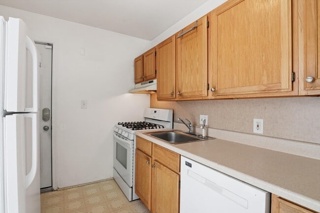 Building Photo - 3432 Woodside St