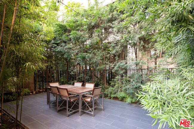 Building Photo - 460 S Spring St