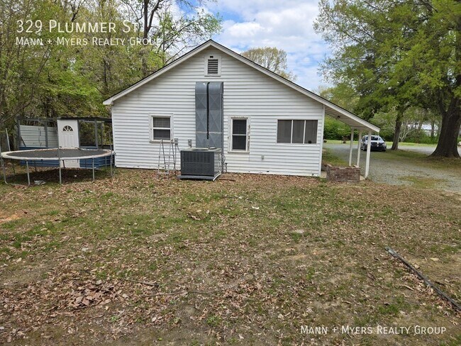 Building Photo - 329 Plummer St