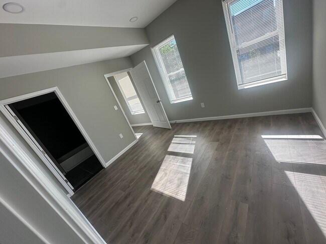 Building Photo - Whittier 4