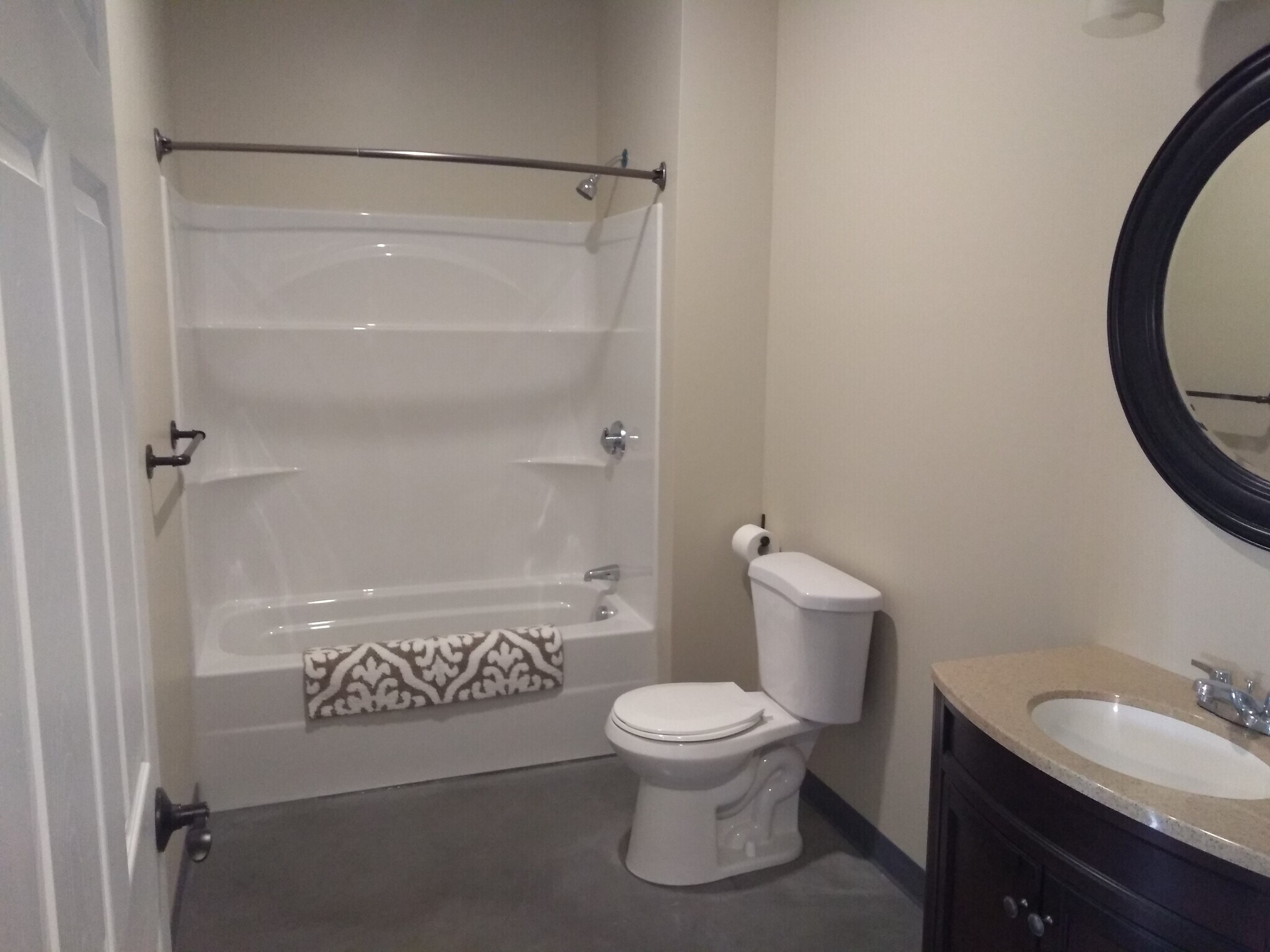 Building Photo - 372 Old County Rd