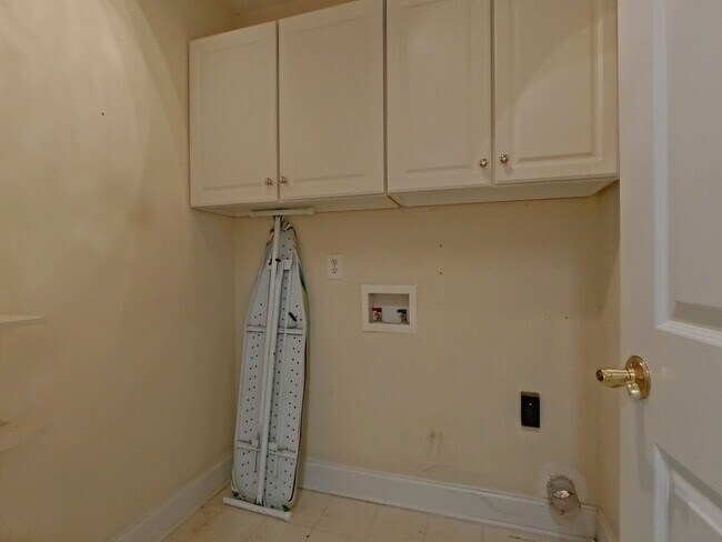 Building Photo - Available NOW- West Augusta Townhome with garage