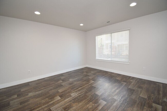 Building Photo - 4 Bed 3.5 Bath Sunny and Spacious South Jordan Corner-Lot Home with Views!