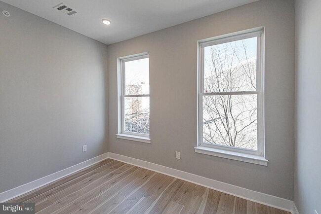 Building Photo - 715 S 51st St