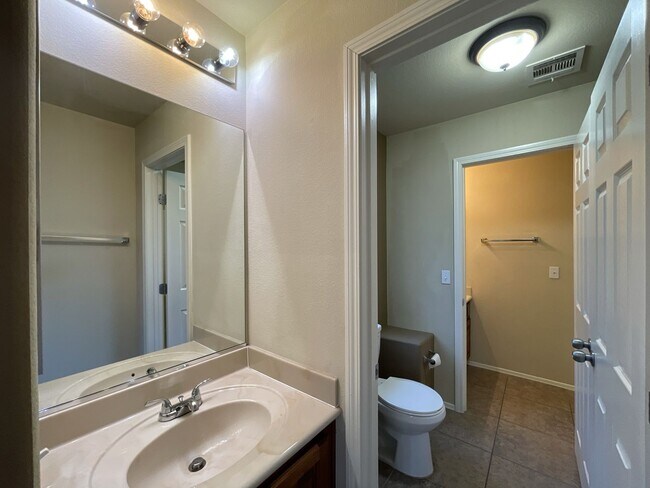 Building Photo - Spacious 3-Bedroom Home in the Northwest L...