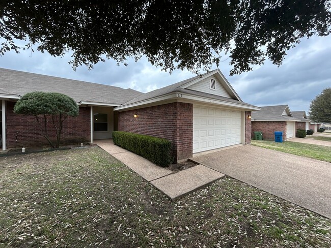 Building Photo - 3BR / 2BA Duplex in Hewitt, Texas | Midway...