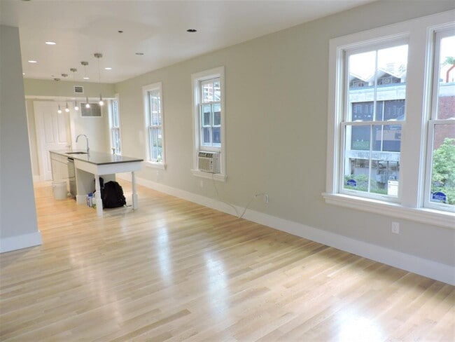 Building Photo - 40 Bow St