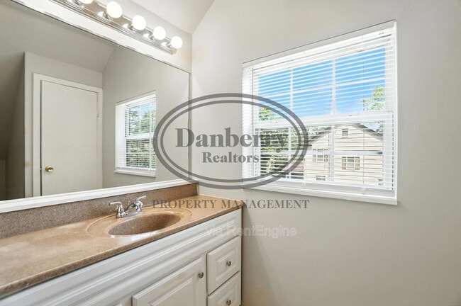 Building Photo - 822 Searles Rd