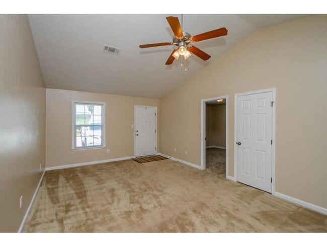 Building Photo - End-unit 2 Bed / 2 Bath Townhome with LVP Floors & washer/dryer included