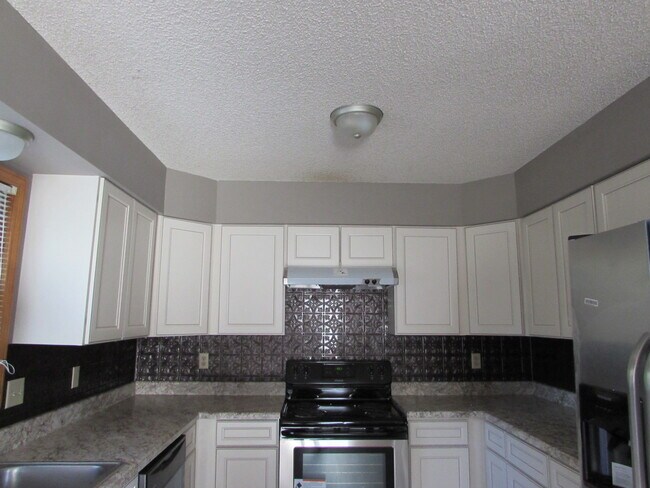 Building Photo - 3 Bedroom House Close to FLW -  New LVP Fl...