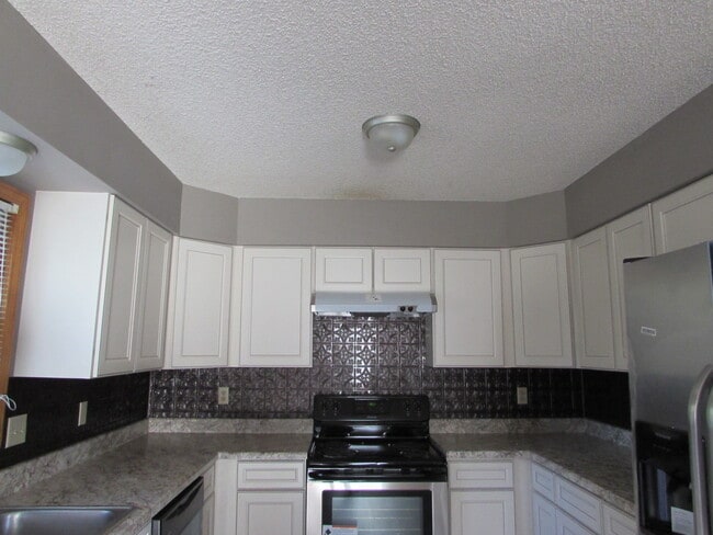 Building Photo - 3 Bedroom House Close to FLW -  New LVP Flooring May 2024!