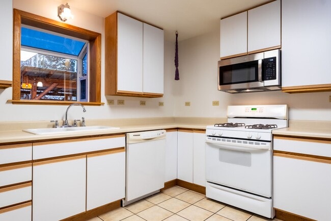 Building Photo - 3BR/3BA Home on 1.9 Acres – Garage & Pet F...