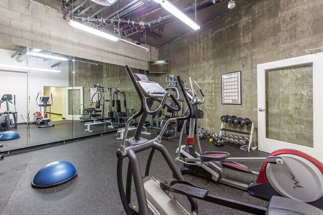 Building Photo - Stunning Multi-Level Penthouse 2 bed - 2.5 bath in Fabulous Beverly Hills Location