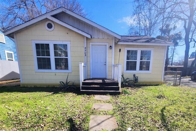 Building Photo - 3 Bed 2 Bath in Hyde Park with Huge Yard