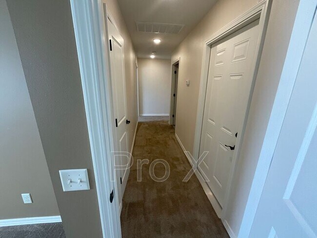 Building Photo - 408 Carson Way