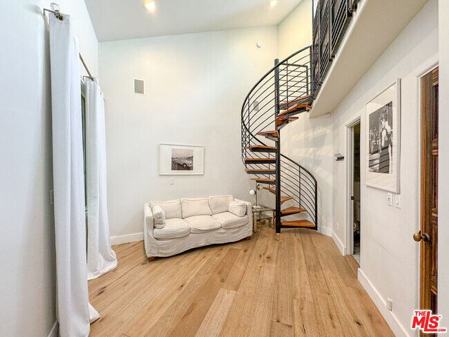 Building Photo - 1615 Marmont Ave