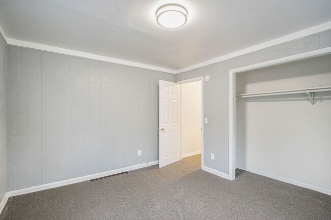 Building Photo - 702 Fenimore Ave