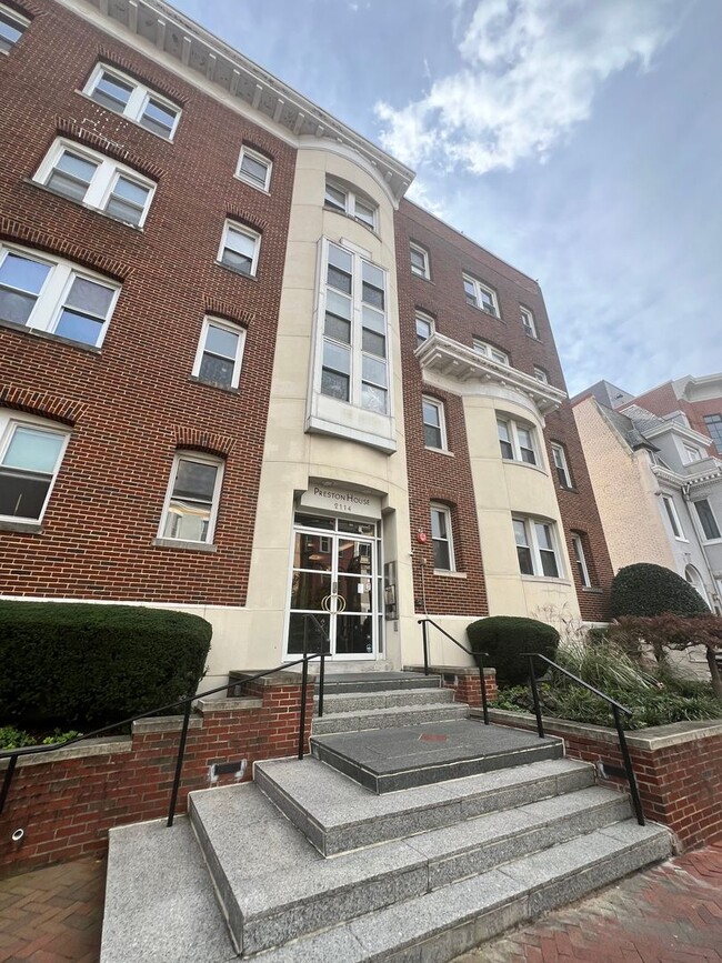 Building Photo - Charming Studio Unit Condo in Dupont Circle!