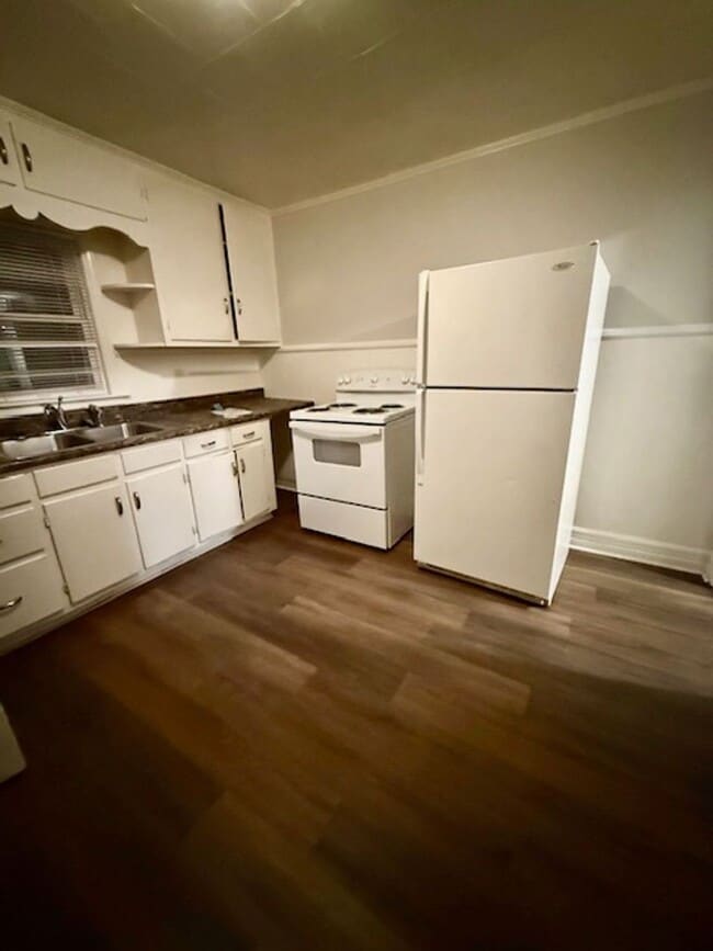 Building Photo - Two bedroom, 1 bath house in Burlington