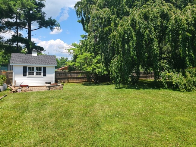 Building Photo - 2105 Hemlock Rd