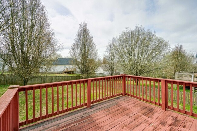 Building Photo - 3 Bedroom 2 Bathroom Home w/ Garage on One Level