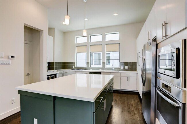 Building Photo - 2106 Colorado St