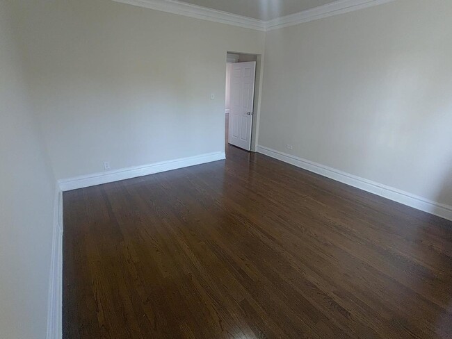 Building Photo - 5166 S King Dr
