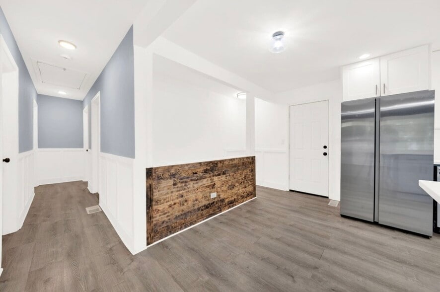3 bedrooms and 1 Bathroom on the top floor - 716 NW Holcomb Dr