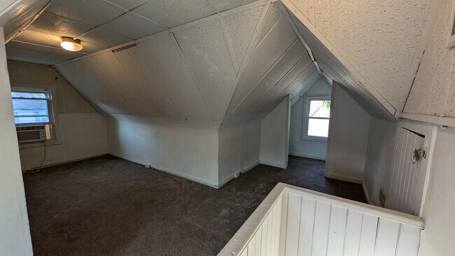 Loft / bedroom 4 / office flex space - 411 Lyman Ave