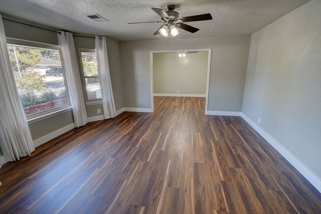 Building Photo - Beautiful Estate in the Heart of the NE Heights