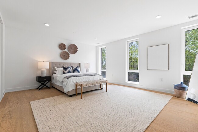 Building Photo - 33 Calvert St