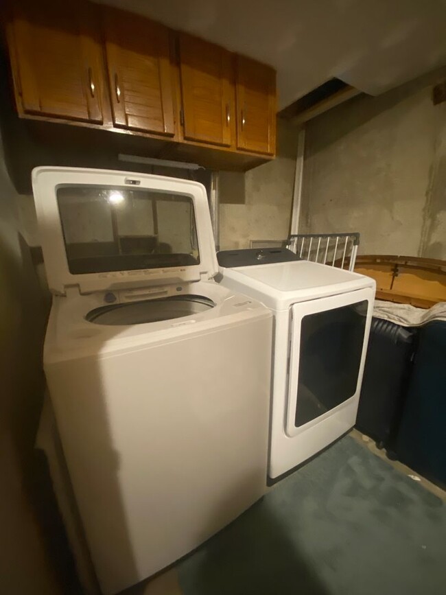 Building Photo - Cozy 2B/2B Remodeled Town Home Just Minute...