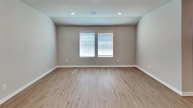 Building Photo - 2933 Ember Dr