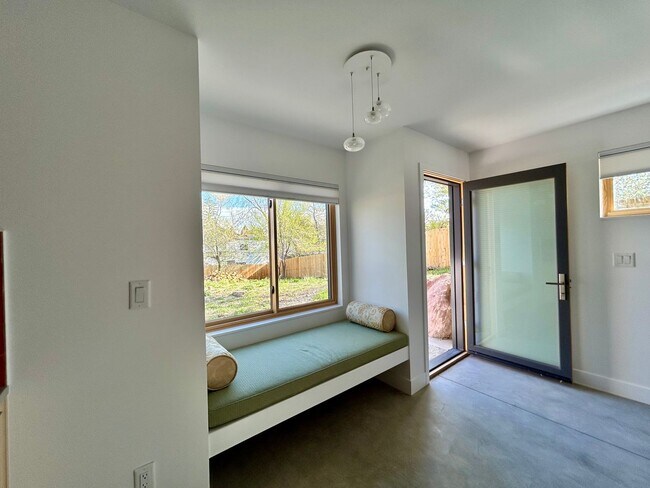 Building Photo - Modern 1BR Apt. (Built 2023), Walk to Down...