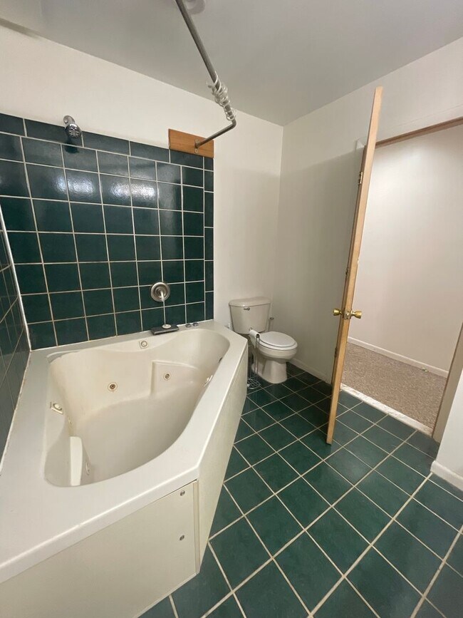 Building Photo - 926 Sylvan Ave