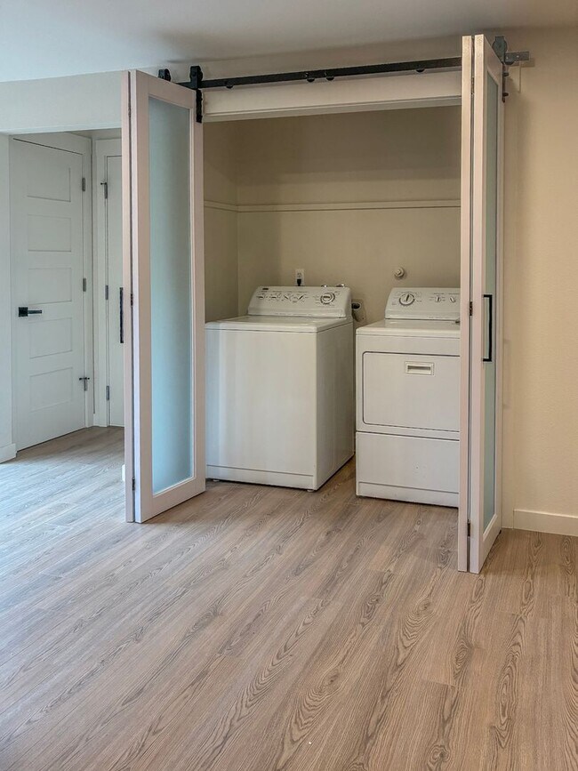 Building Photo - 3 Bedroom 2 Bath in Scappoose- Do Not Miss...