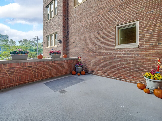 Building Photo - 5000 S Cornell Ave